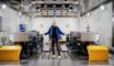 en mand i et laboratorie