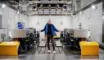 en mand i et laboratorie