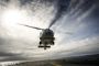 en helikopter i luften