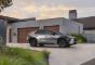 en flot elbil ved en dobbeltgarage