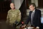 en forsvarsminister og en forsvarschef taler