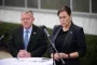 to personer til pressemøde