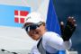 sejlsportskvinde vinker fra båd