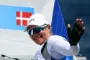 sejlsportskvinde vinker fra båd