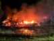 en bygning er oplsugt af flammer