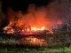 en bygning er oplsugt af flammer