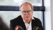en mand ser alvorlig ud