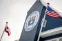 grønlandsk og usas flag på hver side af bygning