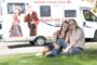 to personer sidder foran autocamper 