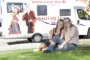 to personer sidder foran autocamper 