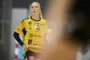 Håndboldspillere jubler på banen