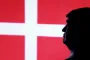 trump i slhouet med den dasnke flag