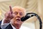Trump bag en mikrofon pegende ud i luften