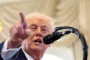 Trump bag en mikrofon pegende ud i luften