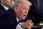 Donald Trump læner sig forover og peger mod kameraet