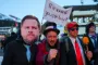 demonstranter med skilte