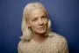 portræt af blond pige på blå baggrund
