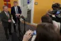 to personer møder pressen