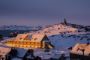 grønlandsk by i solnedgang