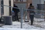 politi gennemsøger bygning