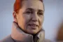 Mette Frederiksens ansigt omkranset af stor dynejakkekrave