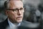 Mand med briller, mørk jakke og skjorte