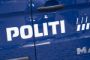 En blå bildør, hvor der står politi på