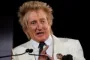 Rod Stewart i hvid jakke og hvid skjorte