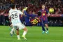 En barcelona-spiller ligger vandret i luften