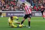 Mikkel Damsgaard i aktion for Brentford mod Nottingham Forest. Danskeren pådrog sig en skade i første halvleg og måtte udgå.