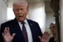 trump taler og gestikulerer