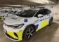 politibiler holder på række i garage