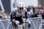 cykelryttere kører på vejen