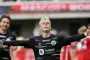 fodboldspiller jubler efter scoring
