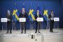 politikere møder pressen