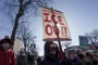 stort skilt ved demonstration 