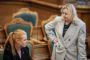 to kvinder taler i folketingssalen