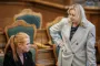 to kvinder taler i folketingssalen