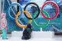 Børn leger ved det olympiske logo af fem ringe