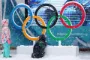 Børn leger ved det olympiske logo af fem ringe
