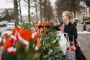 Maja Schlein Staal sætter onsdag flag i blomsterkummerne foran den amerikanske ambassade.