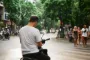 MAnd sidder på en scooter i et asiatisk land