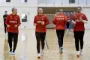 Magnus Saugstrup, Mathias Gidsel og Rasmus Lauge løber på en håndboldbane