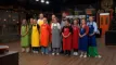 personer iført forklæder på række i TV-køkken