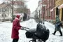 kvinde med barnevogn
