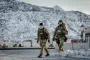 Soldater foran en snedækket bakke