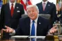 Trump sidder ved skrivebord og slår ud med armene