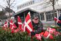 52 flag med navne på danske soldater, der faldt i kamp i Afghanistan og Irak, blev plantet i blomsterkasser foran USA's ambassade.