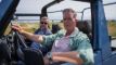 Dan Sommerdahl og Flemming sidder i blå jeep