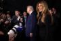 Melania Trump ved siden af sin mand